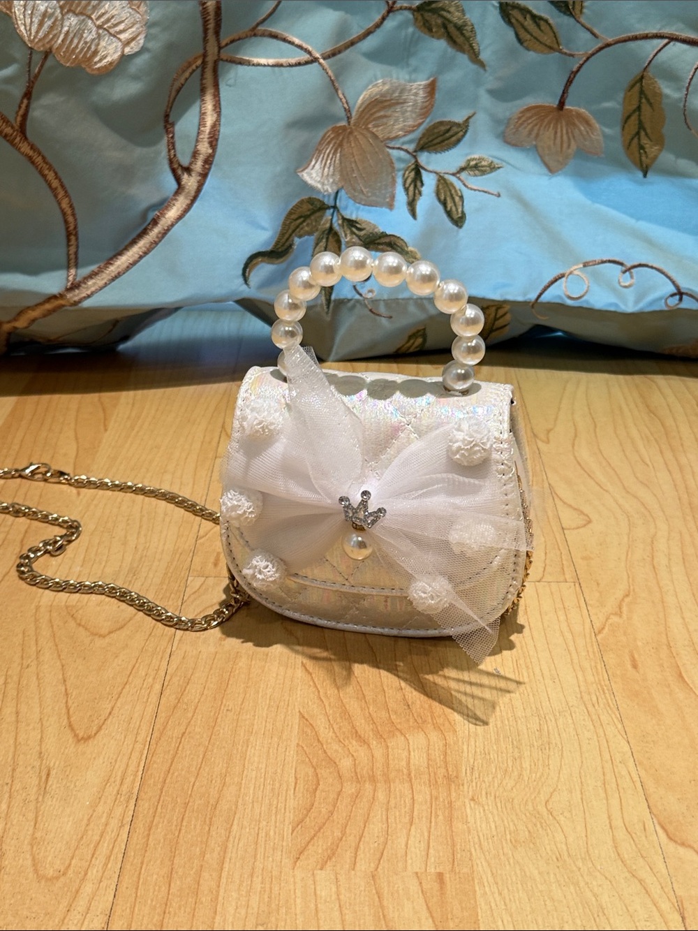 Elegant White Pearl-Handle Mini Crossbody Bag